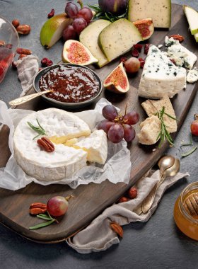 Koyu arkaplanda peynir çeşitleri. Frech mutfak konsepti. 