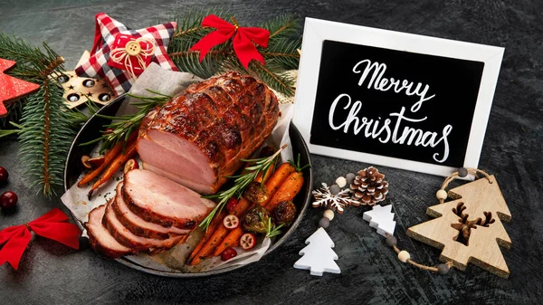 Kerstcompositie Met Gebakken Ham Donkere Achtergrond Traditioneel Voedselconcept — Stockfoto