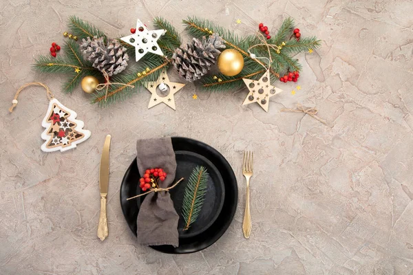 光の背景にクリスマスディナーテーブルの設定 ホリデーシーズンのコンセプト トップビュー フラットレイアウト コピースペース — ストック写真