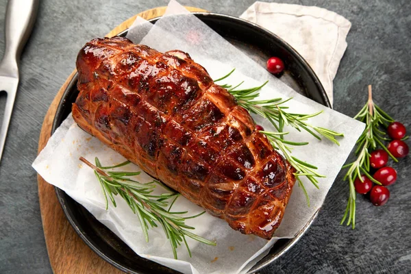 Jamón Horno Con Verduras Sobre Fondo Oscuro Concepto Comida Tradicional — Foto de Stock