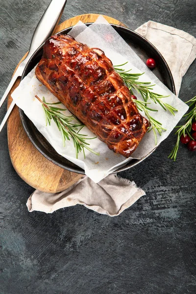 Jamón Horno Con Verduras Sobre Fondo Oscuro Concepto Comida Tradicional — Foto de Stock