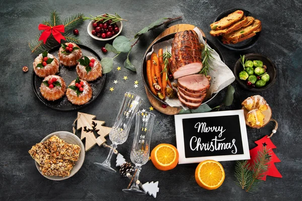 Χριστουγεννιάτικο Δείπνο Τραπέζι Ρύθμιση Σκούρο Φόντο Ιδέα Των Διακοπών Πάνω — Φωτογραφία Αρχείου