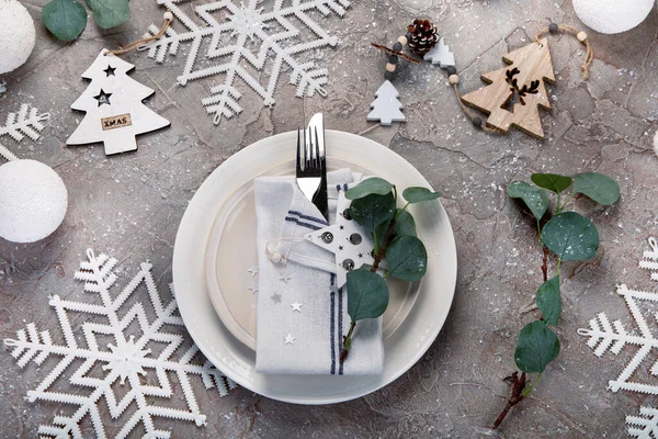 クリスマスの白と緑のテーブルの装飾 ホリデーシーズンのコンセプト トップビュー フラットレイアウト — ストック写真