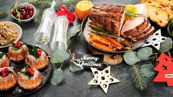 Kerst Diner Tafel Donkere Achtergrond Vakantieseizoen Concept — Stockfoto