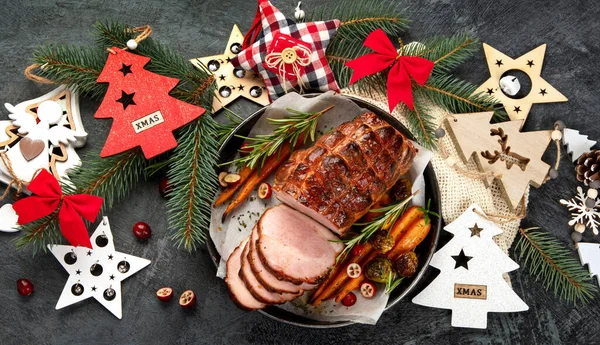 圣诞作文 深色背景的烤火腿 传统食物概念 — 图库照片