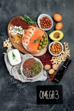 Karanlık arka plandaki en iyi Omega 3 kaynakları. Sağlıklı beslenme konsepti. Üst manzara, düz uzanma