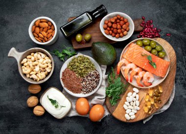 Karanlık arka plandaki en iyi Omega 3 kaynakları. Sağlıklı beslenme konsepti. Üst manzara, düz uzanma