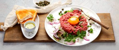 Hafif arka planda biftekli tartar. Fransız mutfağı konsepti. panorama