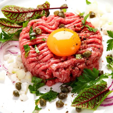 Hafif arka planda biftekli tartar. Fransız mutfağı kavramı. 