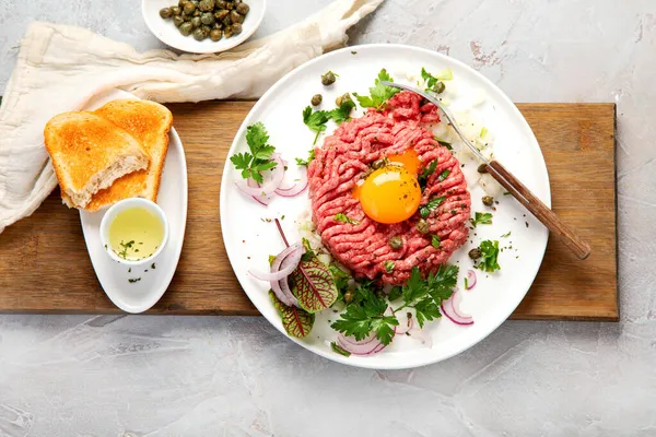 Bife Carne Tartare Fundo Claro Conceito Cozinha Francesa Vista Superior — Fotografia de Stock