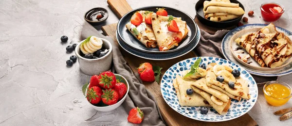 Süße Crêpes Sortiment Mit Beeren Schokolade Auf Grauem Hintergrund Selbstgemachtes — Stockfoto