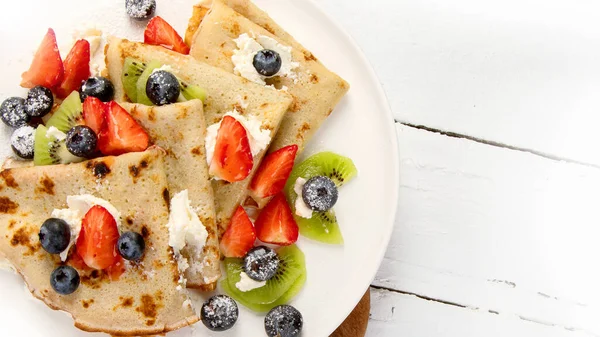 Crepes Dolci Con Bacche Panna Fondo Bianco Legno Cibo Fatto — Foto Stock