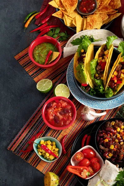 Meksykańskie Jedzenie Wiele Dań Kuchni Meksykańskiej Ciemnym Tle — Zdjęcie stockowe