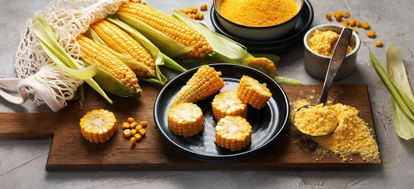 灰色の背景にトウモロコシとトウモロコシの穀物 食糧の概念を収穫する パノラマ — ストック写真