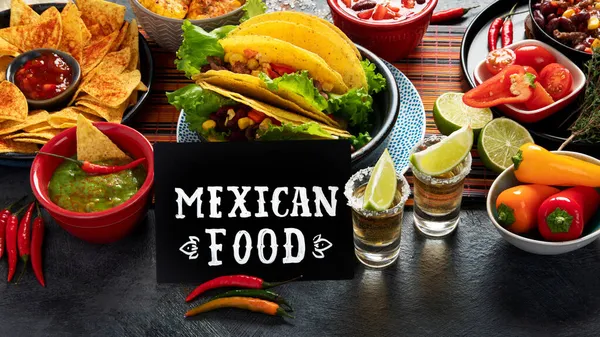 Meksykańskie Jedzenie Wiele Dań Kuchni Meksykańskiej Ciemnym Tle — Zdjęcie stockowe