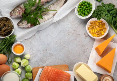 Hafif arka planda yüksek D vitamini içeren yiyecekler. Sağlıklı beslenme konsepti. Üst görünüm, düz görünüm, kopyalama alanı