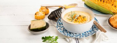 Beyaz arka planda mısır çorbası. Sağlıklı gıda konsepti. Boşluğu kopyala