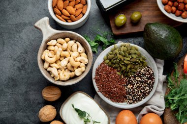 Karanlık arka plandaki en iyi Omega 3 kaynakları. Sağlıklı beslenme konsepti. Üst görünüm, düz görünüm, kopyalama alanı