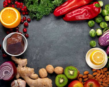 Koyu arka planda C vitamini içeren yiyecekler. Sağlıklı beslenme konsepti. Üst görünüm, düz görünüm, kopyalama alanı