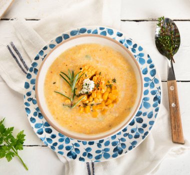 Beyaz arka planda mısır çorbası. Sağlıklı gıda konsepti. Üst manzara, düz uzanma