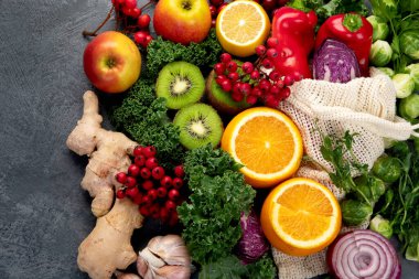 Koyu arka planda C vitamini içeren yiyecekler. Sağlıklı beslenme konsepti. Üst görünüm, düz görünüm, kopyalama alanı