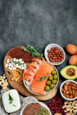 Karanlık arka plandaki en iyi Omega 3 kaynakları. Sağlıklı beslenme konsepti. Üst görünüm, düz görünüm, kopyalama alanı