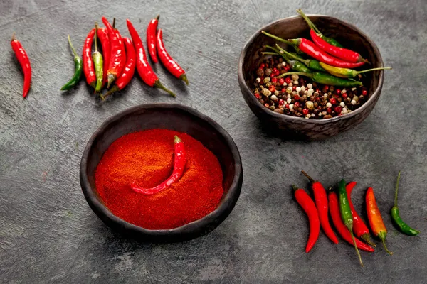 Vörös Chili Vagy Chili Cayenne Bors Borsos Kukorica Sötét Háttérrel — Stock Fotó