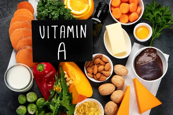 ビタミンAが濃い背景に高い食品 健康的な食事の概念 トップビュー フラットレイアウト コピースペース — ストック写真