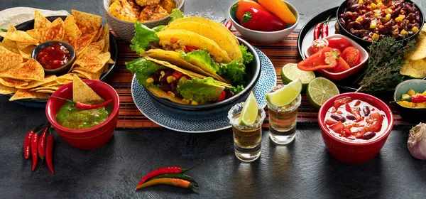 Comida Mexicana Muchos Platos Cocina Mexicana Sobre Fondo Oscuro — Foto de Stock