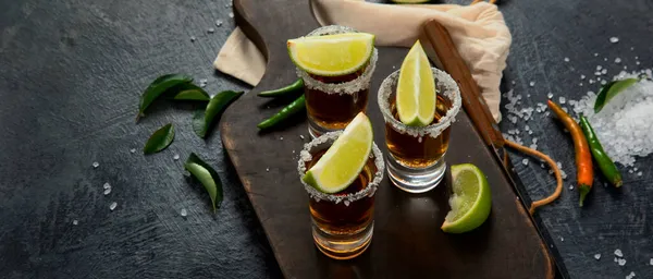 Tequila Shots Met Kalk Zout Grijze Achtergrond Klassiek Barmenu Kopieerruimte — Stockfoto