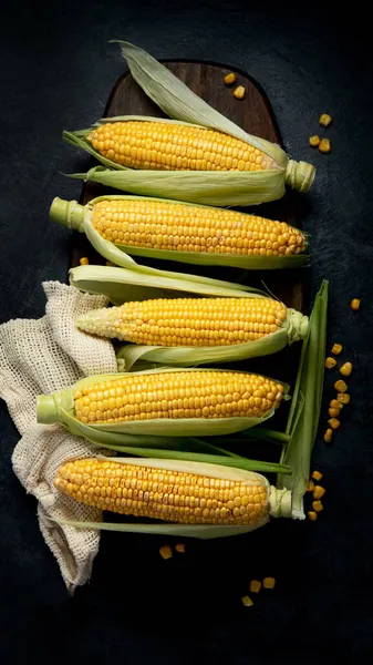 Surowa Kukurydza Lub Kukurydza Ciemnym Tle Pomysł Jedzenie Widok Góry — Zdjęcie stockowe