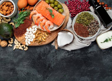 Karanlık arka plandaki en iyi Omega 3 kaynakları. Sağlıklı beslenme konsepti. Üst görünüm, düz görünüm, kopyalama alanı