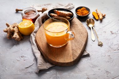 Açık gri arka planda sağlıklı zerdeçal altın çayı. Hint içeceği. 