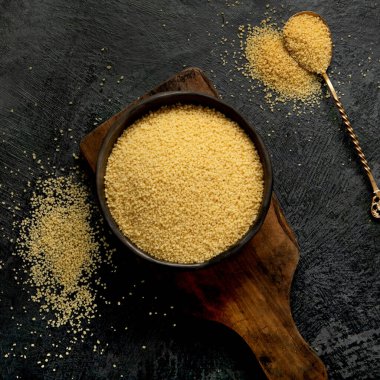 Karanlık arka planda kuskus. Geleneksel tam tahıl. Üst görünüm, düz görünüm, kopyalama alanı