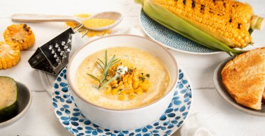 Beyaz arka planda mısır çorbası. Sağlıklı gıda konsepti. Üst görünüm düzlüğü, boşluk kopyala