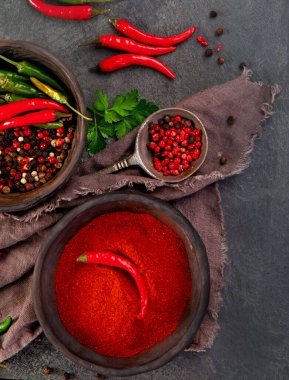Kırmızı biber ya da kırmızı biber koyu arkaplanda da biber. Geleneksel baharat konsepti. Üst görünüm, düz görünüm, kopyalama alanı