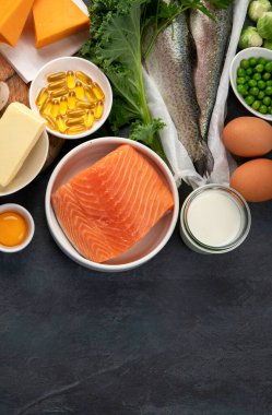 Koyu arka planda D vitamini içeren yiyecekler. Sağlıklı beslenme konsepti. Üst görünüm, düz görünüm, kopyalama alanı