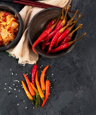 Gri arka planda kimçi lahanası. Geleneksel Kore yemekleri. Üst görünüm, düz görünüm, kopyalama alanı