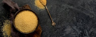 Karanlık arka planda kuskus. Geleneksel tam tahıl. Üst görünüm, düz görünüm, kopyalama alanı, panorama