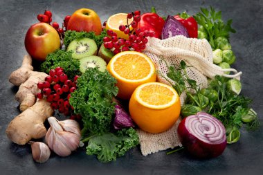 Koyu arka planda C vitamini içeren yiyecekler. Sağlıklı diyet kavramı. 