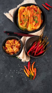 Gri arka planda kimçi lahanası. Geleneksel Kore yemekleri. Üst görünüm, düz görünüm, kopyalama alanı