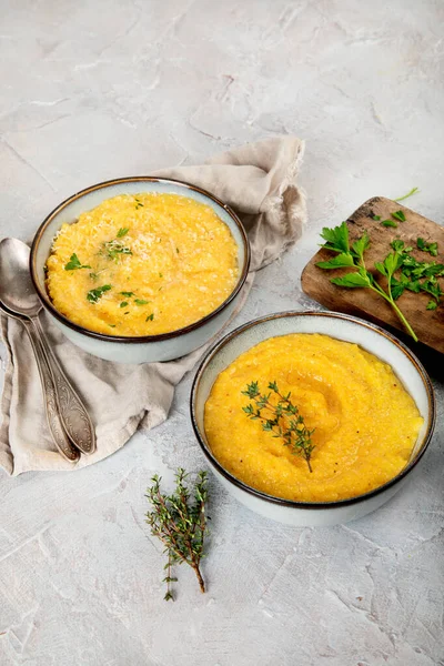 Polenta Kukurydziana Szarym Tle Koncepcja Zdrowej Żywności — Zdjęcie stockowe