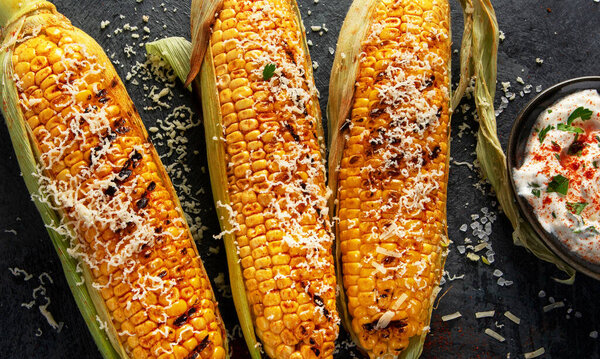 Жареные кукурузные хлопья с сыром на темном фоне. Концепция сбора урожая. Вид сверху, плоский