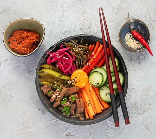 Bibimbap Avec Des Collations Sur Fond Gris Cuisine Traditionnelle Coréenne — Photo