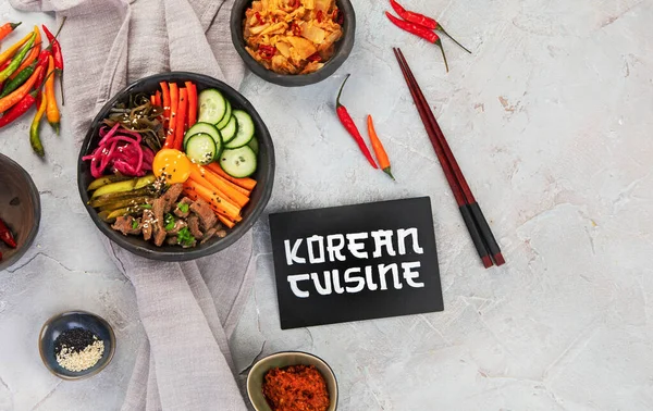 Bibimbap Avec Des Collations Sur Fond Gris Cuisine Traditionnelle Coréenne — Photo