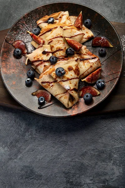 Crepes Dolci Con Fichi Cioccolato Sfondo Grigio Cibo Fatto Casa — Foto Stock