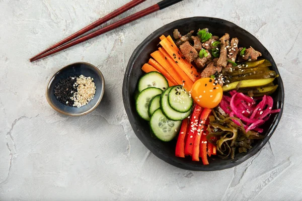 Bibimbap Met Snacks Grijze Achtergrond Traditioneel Koreaans Eten Bovenaanzicht Flat — Stockfoto