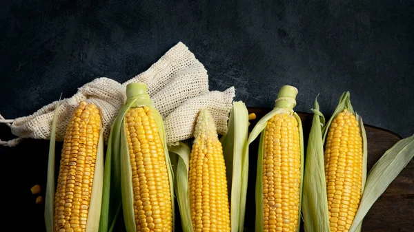 Raw Corn Maize Dark Background Harvest Food Concept Top View — Stock Photo, Image