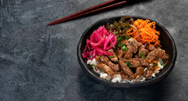 Bulgogi Hússal Sötét Háttérben Hagyományos Koreai Étel Másolás Helye — Stock Fotó