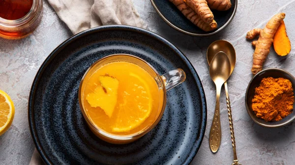 Υγιές Κουρκουμά Χρυσό Τσάι Ανοιχτό Γκρι Φόντο Ινδικό Παραδοσιακό Ποτό — Φωτογραφία Αρχείου